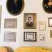 Ritratti degli antenati della famiglia Tanzi ricoprono le pareti del salone